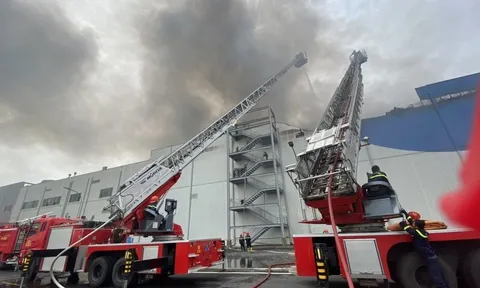 TP.HCM: Công ty thực phẩm cháy lớn, hàng trăm công nhân tháo chạy